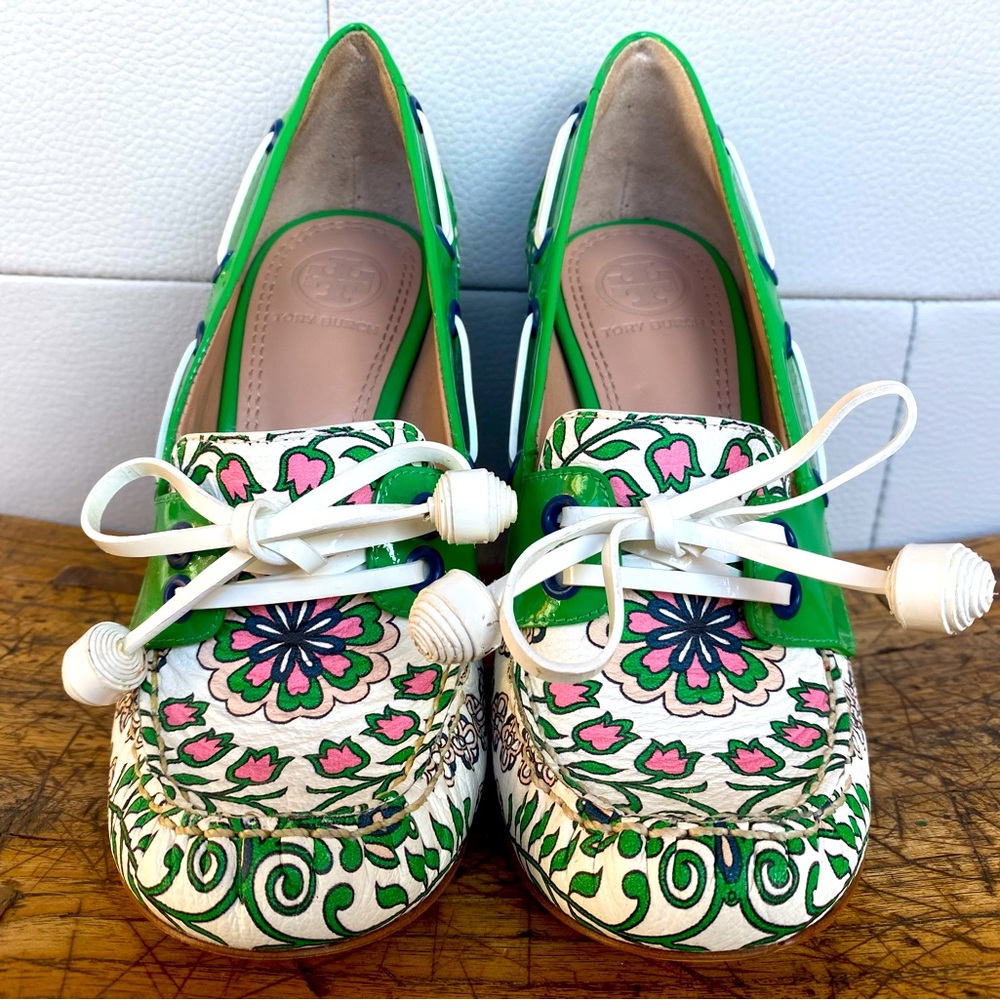 Tory Burch heel. White and green with pink accents size 5